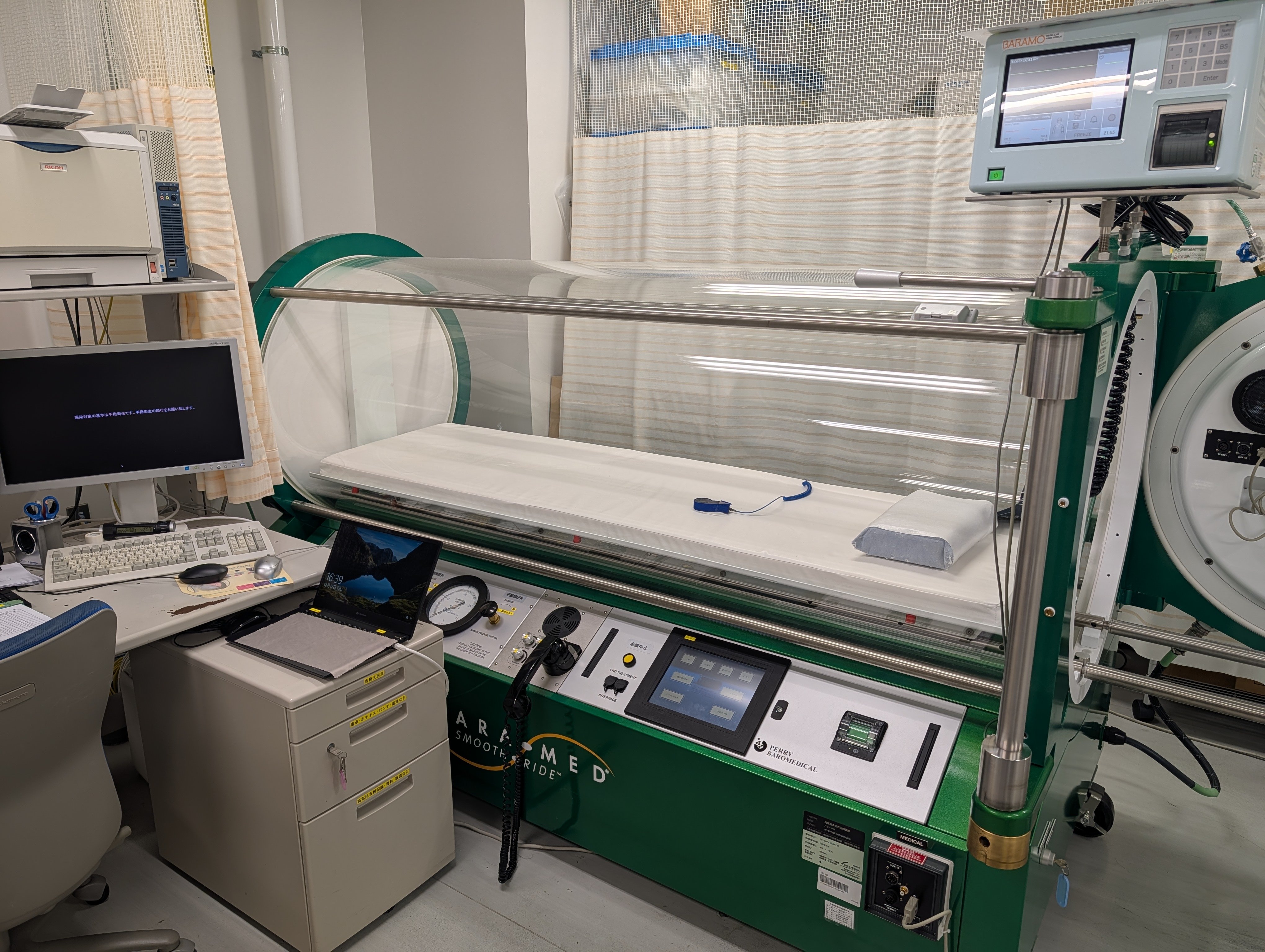 高気圧酸素治療装置）